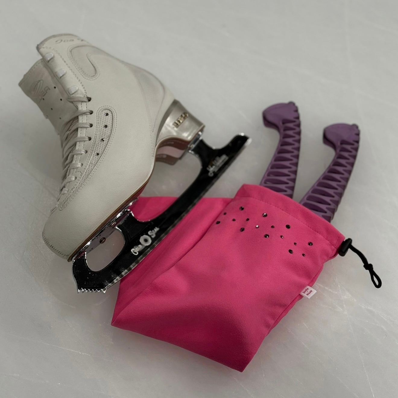 2-in-1 case & towel with crystals