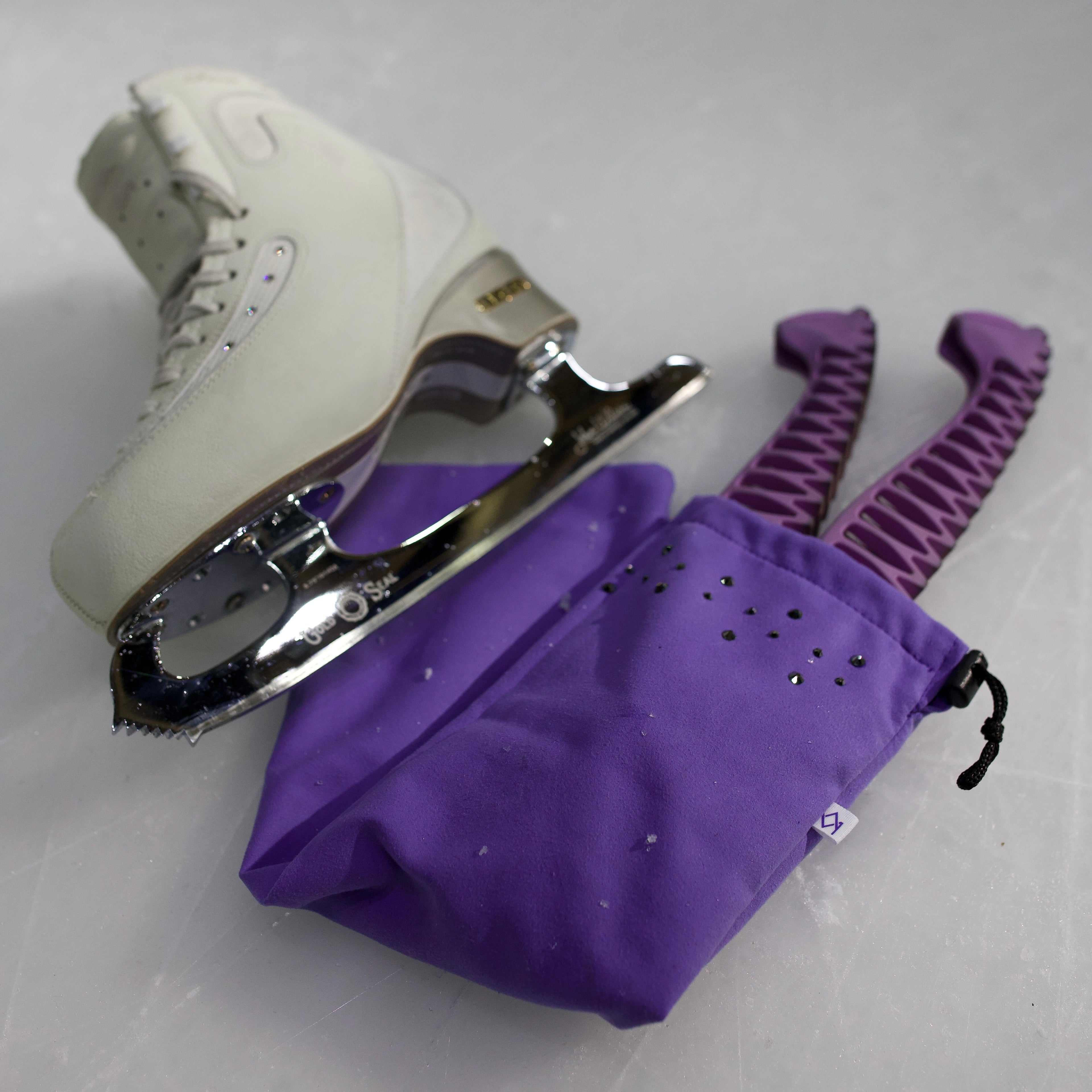 2-in-1 case & towel with crystals